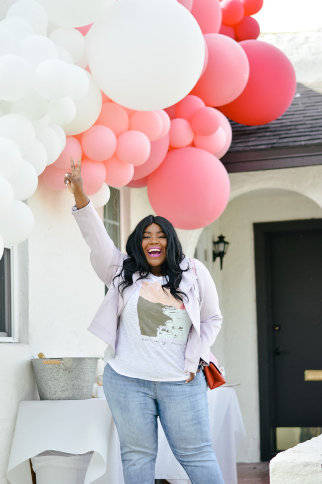 Musings of a Curvy Lady, Plus Size Fashion, Old Navy, The Power Jean, Casual Chic, Curvy Style, Balloon Installation